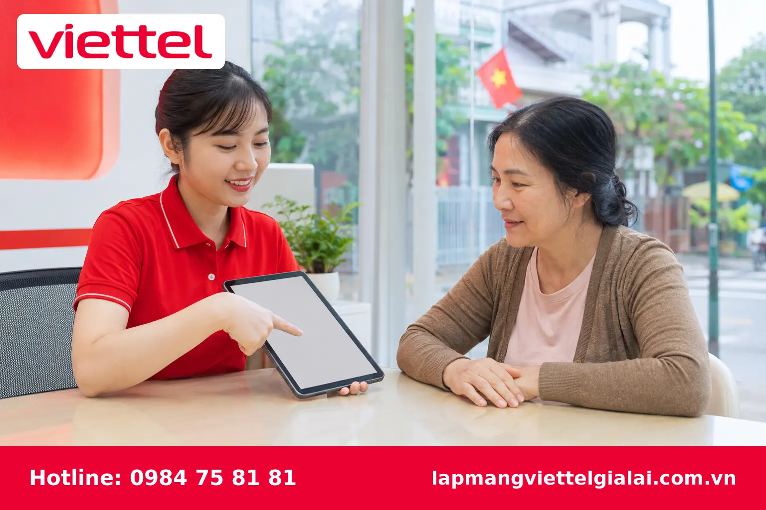 Nhân viên tư vấn đăng ký lắp mạng Viettel tại Ayun Pa