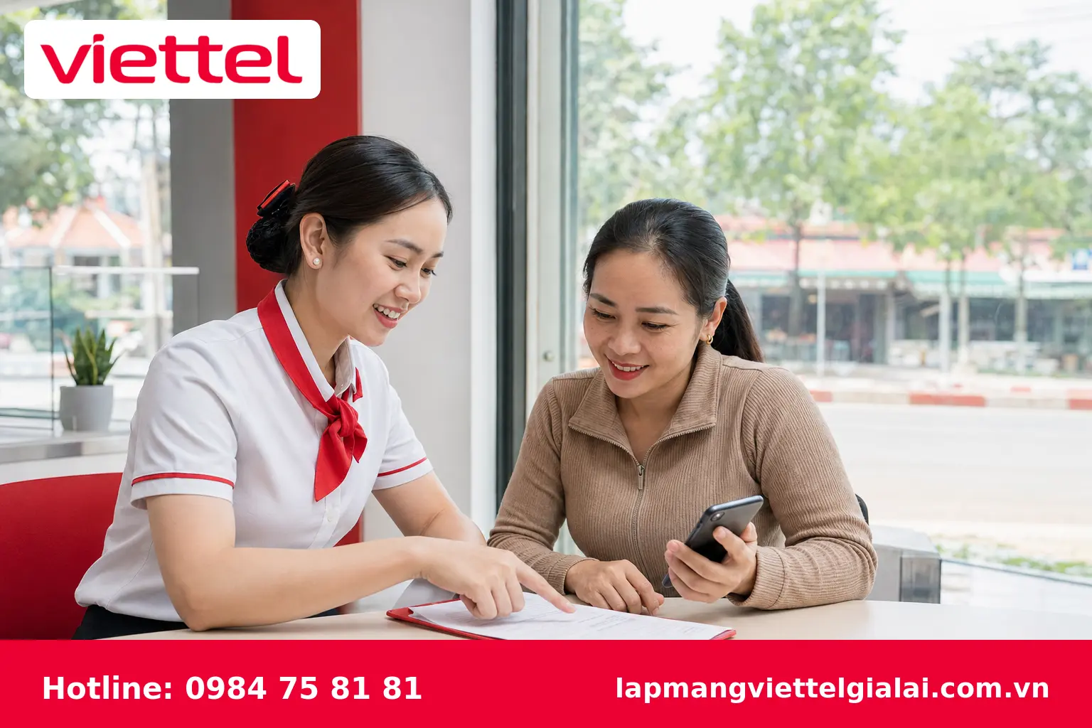 Nhân viên tư vấn đăng ký lắp mạng Viettel tại Chư Prông
