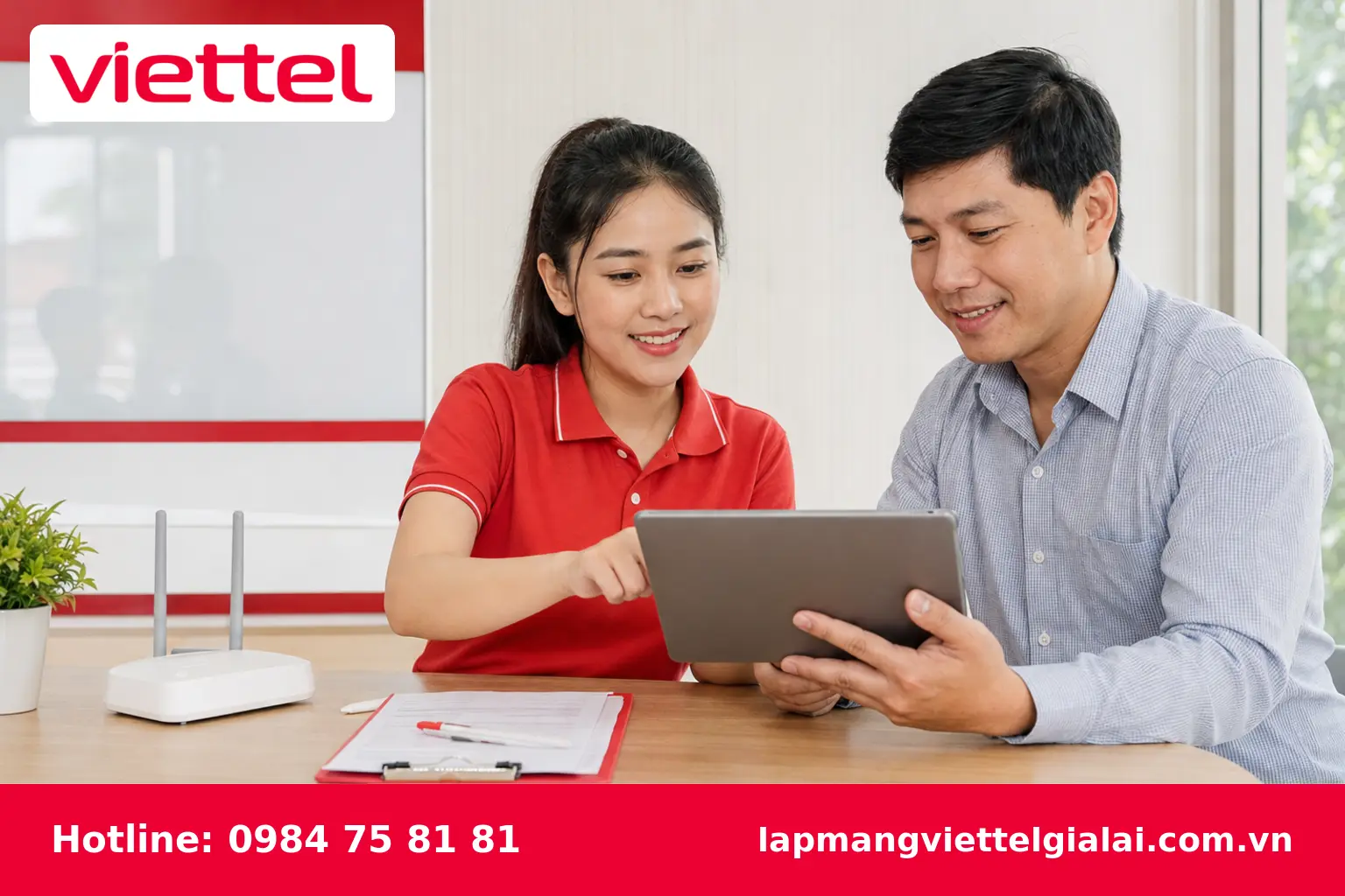 Nhân viên tư vấn đăng ký lắp mạng Viettel tại Đắk Đoa