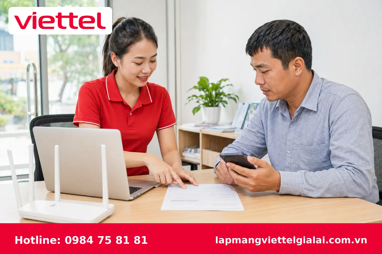 Nhân viên tư vấn đăng ký lắp mạng Viettel tại Đức Cơ