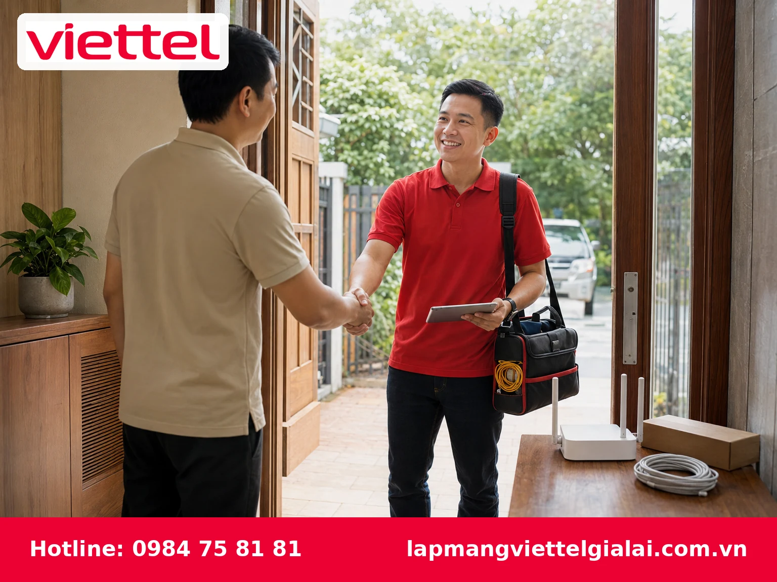 Kỹ thuật viên hỗ trợ đăng ký và lắp WiFi Viettel Gia Lai