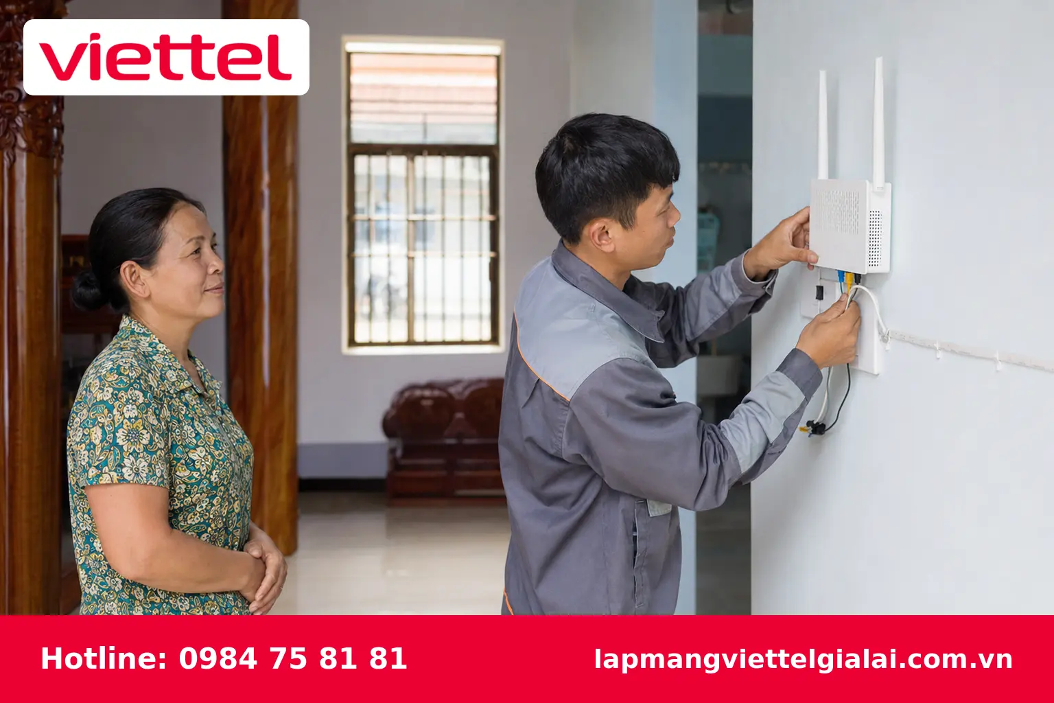 Kỹ thuật viên lắp đặt và kiểm tra router WiFi Viettel tại nhà