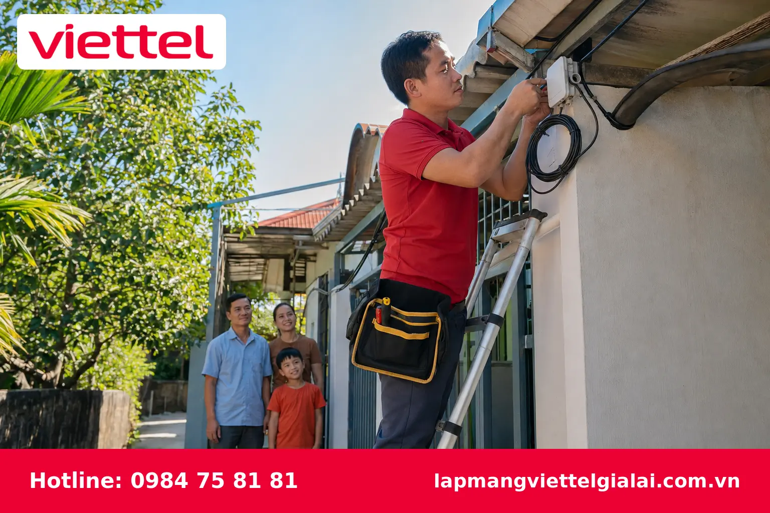 Kỹ thuật viên lắp đặt cáp quang Viettel tại Ayun Pa