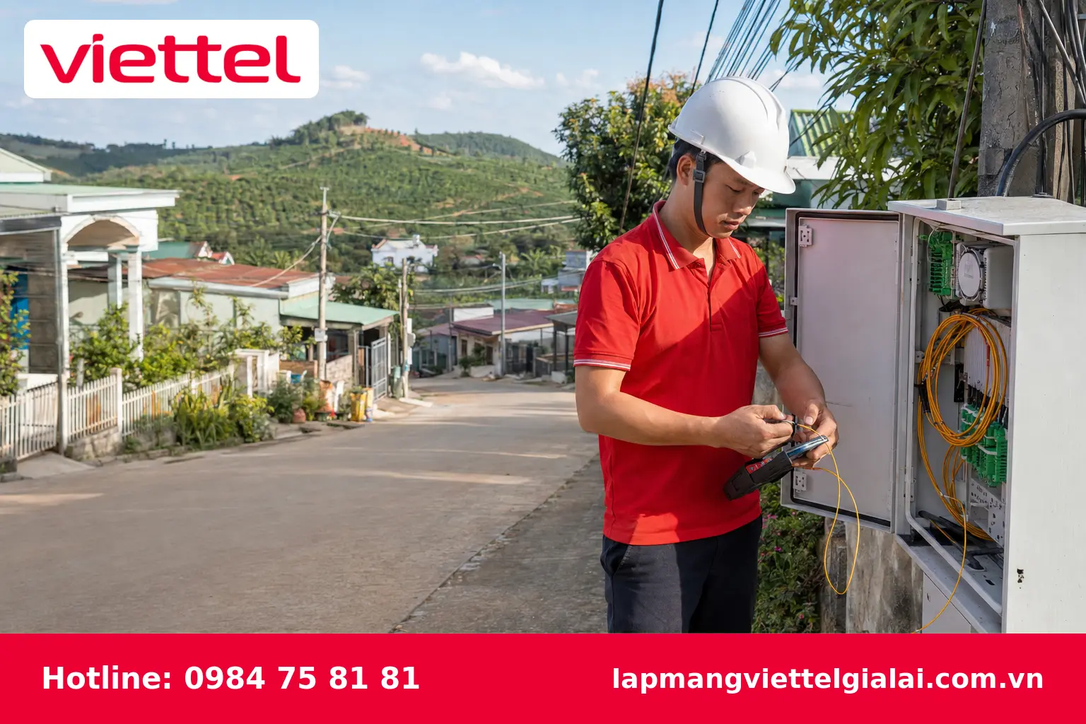 Kỹ thuật viên lắp đặt cáp quang Viettel tại Đắk Đoa