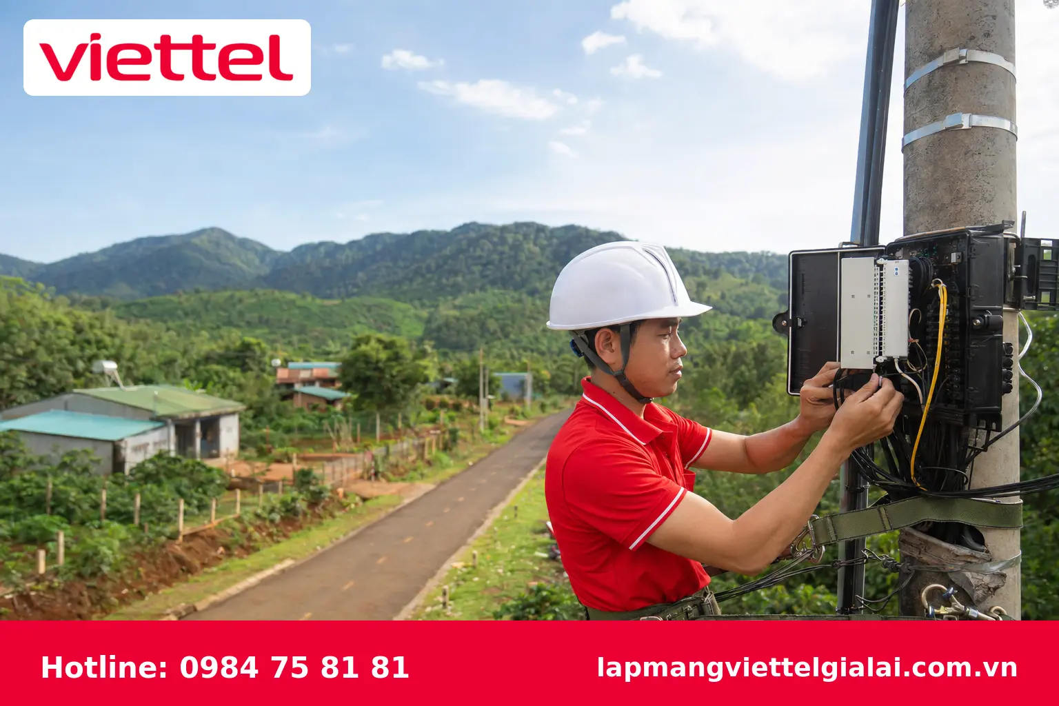 Kỹ thuật viên lắp đặt cáp quang Viettel tại Ia Grai