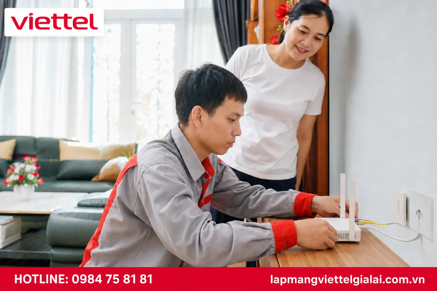 Kỹ thuật viên lắp đặt cáp quang Viettel tại Ia Pa