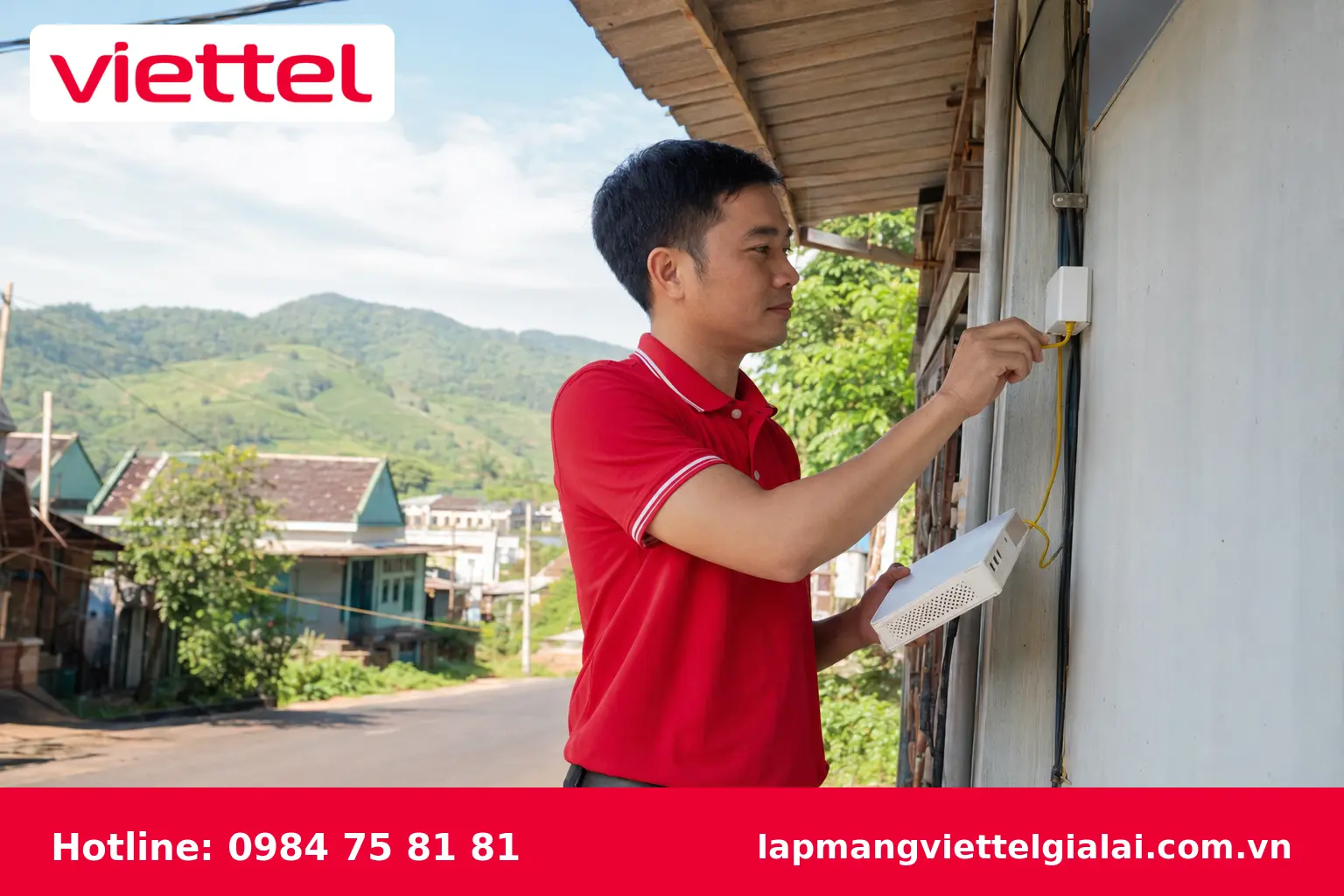 Kỹ thuật viên lắp đặt cáp quang Viettel tại Mang Yang