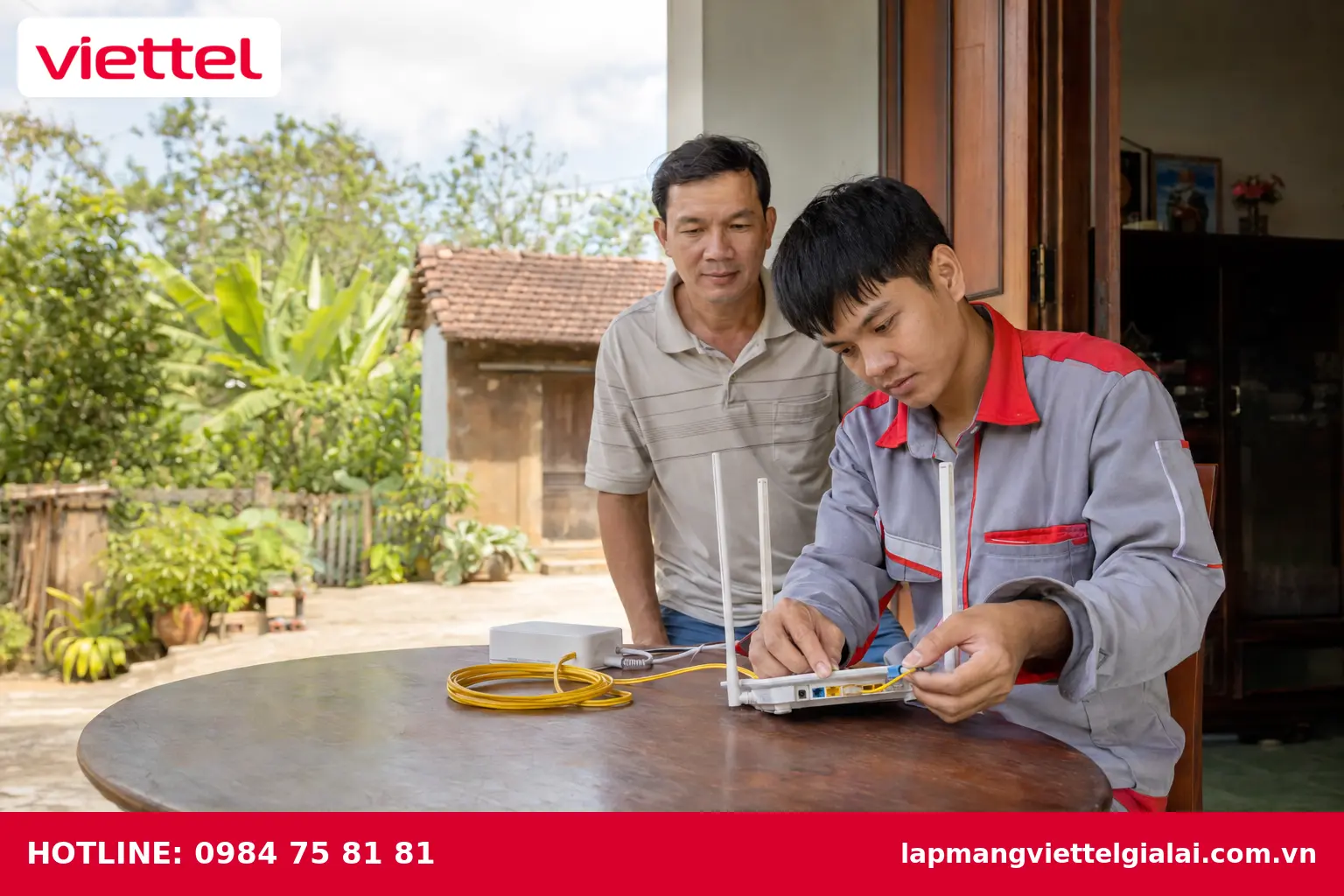 Kỹ thuật viên lắp đặt cáp quang Viettel tại Phú Thiện