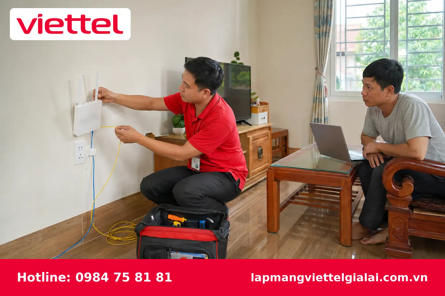 Kỹ thuật viên lắp đặt modem WiFi Viettel tại nhà