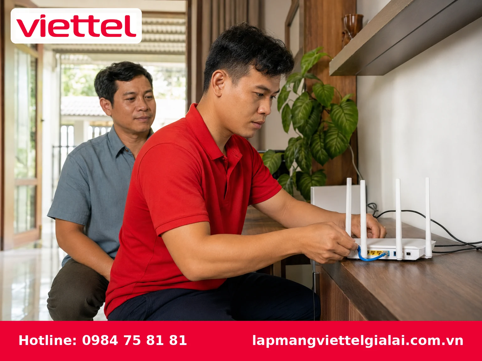 Kỹ thuật viên lắp đặt WiFi Viettel tại nhà ở Gia Lai
