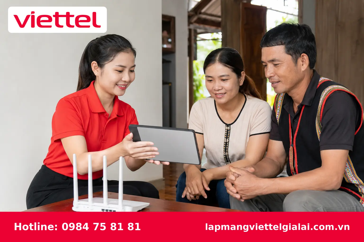 Nhân viên tư vấn đăng ký lắp mạng Viettel Chư Sê cho khách hàng