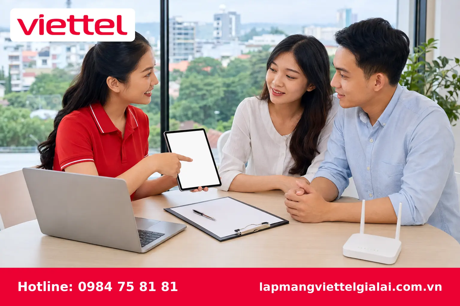 Nhân viên tư vấn đăng ký lắp mạng Viettel Pleiku cho khách hàng