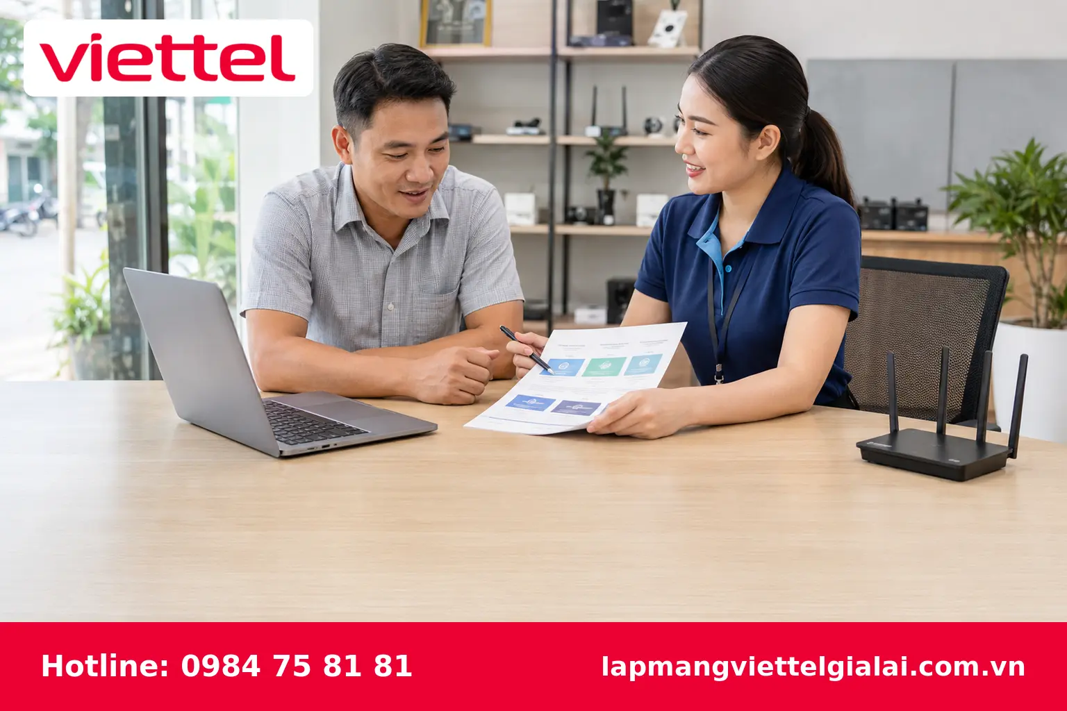 Khách hàng được tư vấn lựa chọn gói cước Internet Viettel phù hợp
